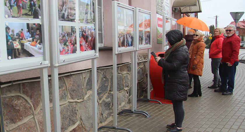 Wystawa na ulicy. Przed Gminnym Ośrodkiem Kultury w Tuchomiu stanęły gabloty ze zdjęciami