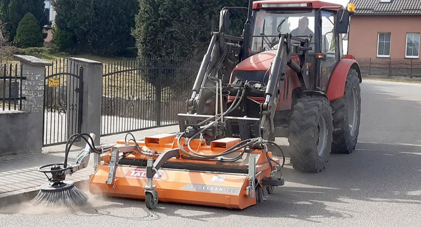 Gmina Lipnica kupiła mechaniczną zamiatarkę