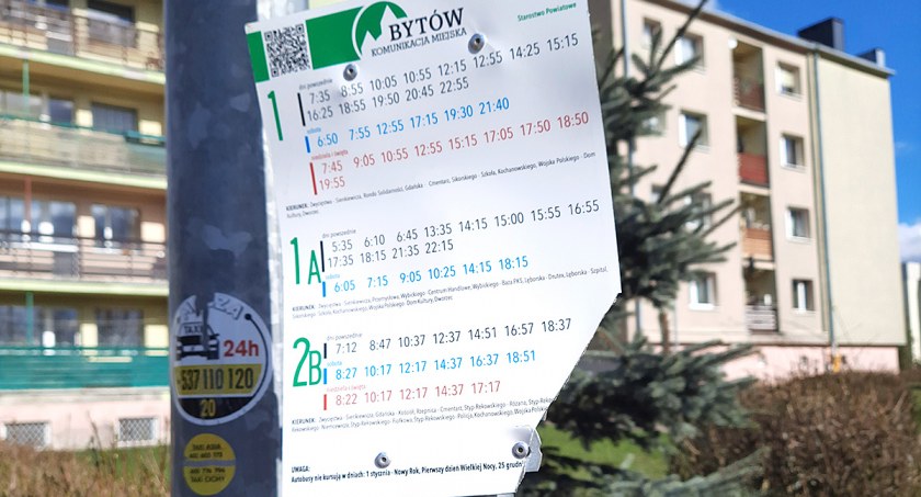 Połamane, zamazane i skradzone. Ktoś niszczy rozkłady jazdy Byciobusów