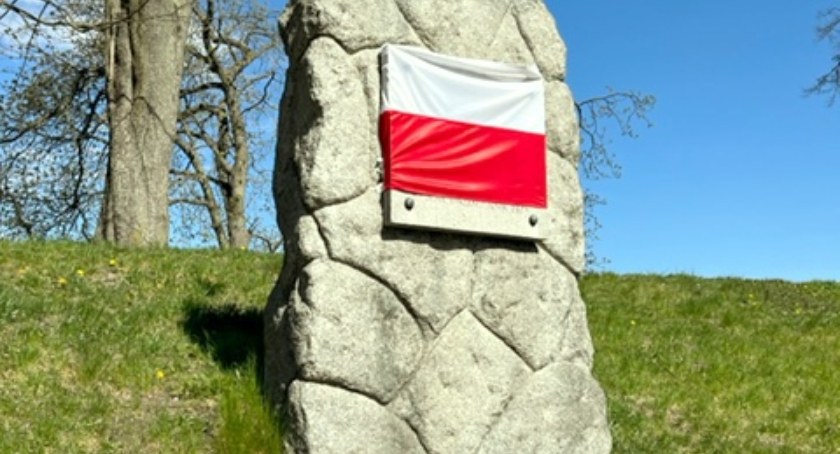 Polska flaga na starym obelisku obok zamku w Bytowie