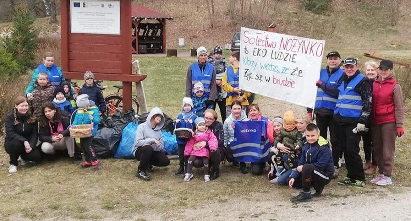 Piknik w nagrodę. Mieszkańcy gminy Czarna Dąbrówka wyruszali w teren, by zbierać śmieci