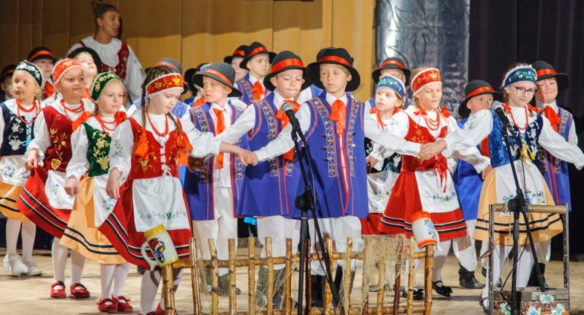 Przedszkolaki i uczniowie szkół podstawowych zatańczyli kaszubskie tańce