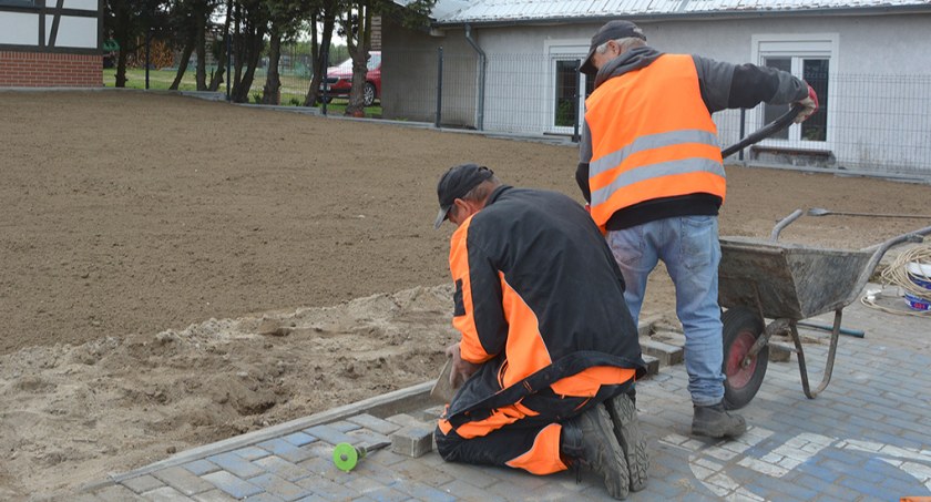 Zmienia się otoczenie sali wiejskiej w Łąkiem