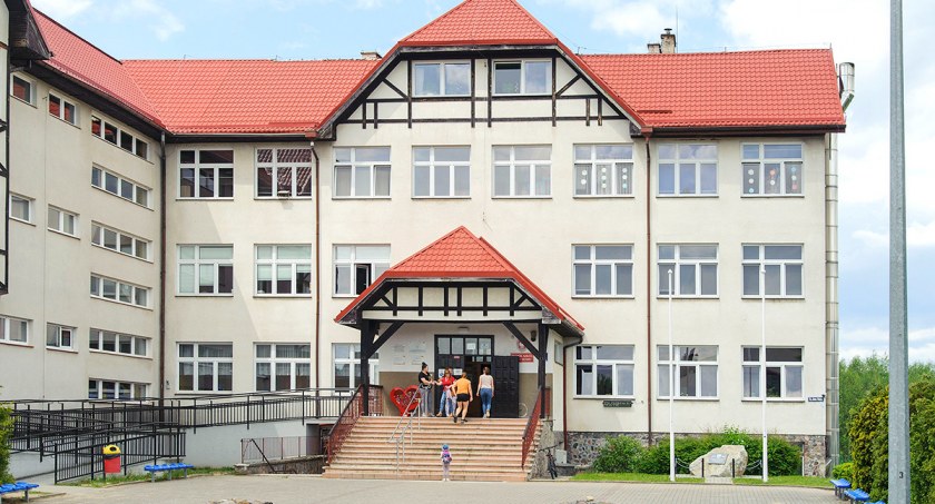 Aż 18 firm złożyło ofertę na budowę instalacji fotowoltaicznej na potrzeby szkoły w Tuchomiu