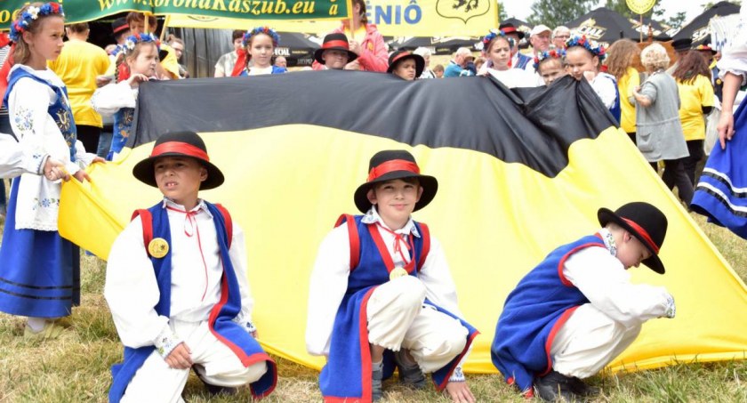 Zjôzd Kaszëbów. Kòło sã òkrącëło