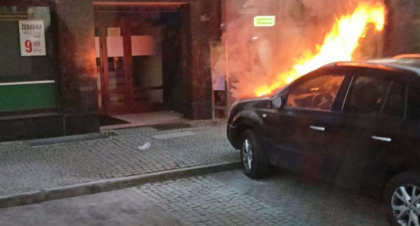 Zapalił się samochód na ul. Wojska Polskiego w Bytowie