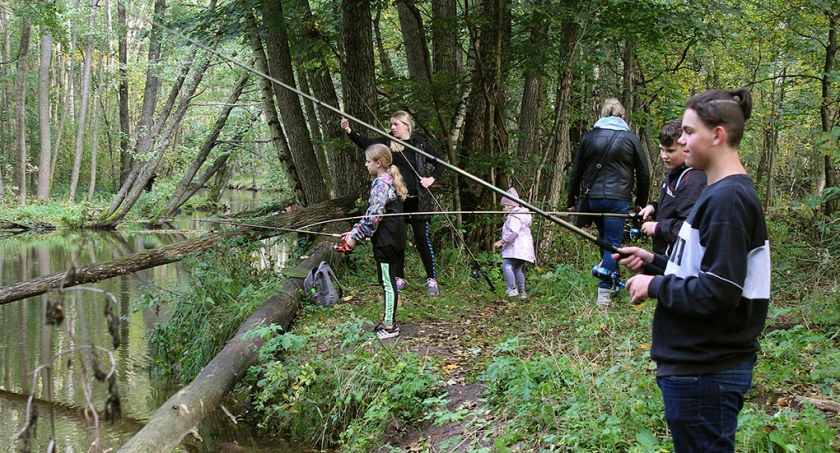 Wpierw posprzątali, później wspólnie wędkowali. Piknik ekologiczny w Żukówku