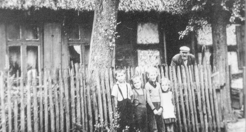 Stare budynki, zwyczaje i szara codzienność. Rekowo na starych fotografiach