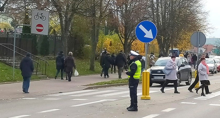 Zmiany w mieście na Wszystkich Świętych. Zanim wybierzemy się na groby bliskich, sprawdźmy organizację ruchu przy cmentarzach