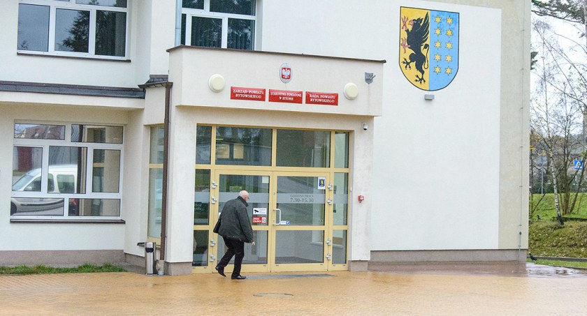 „Zapowiada się ciężki rok. Będziemy oszczędzać gdzie się da” - mówi starosta bytowski Leszek Waszkiewicz. Finanse powiatu 2023