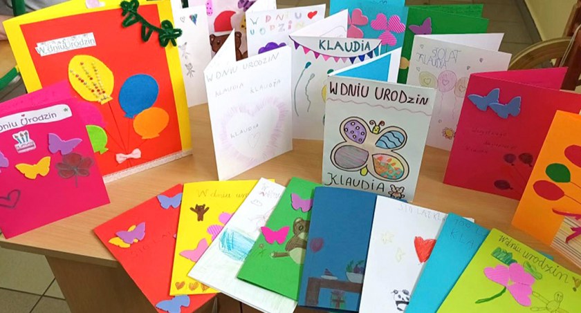 Szkolni koledzy pamiętali o urodzinach swojej koleżanki Klaudii. Wykonali dla niej prawie 100 kartek
