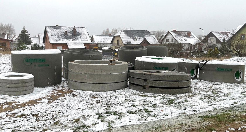 Budowlańcy przywieźli betonowe elementy. Remont ul. Piłsudskiego w Bytowie