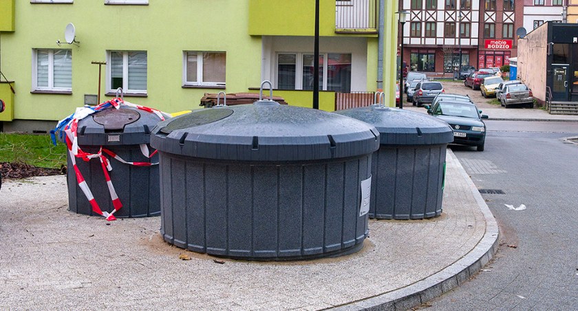 Ich opróżnianie zajmuje więcej czasu, potrzebny jest też specjalny pojazd. W sumie jednak rozładowanie jest tańsze niż tradycyjnych pojemników