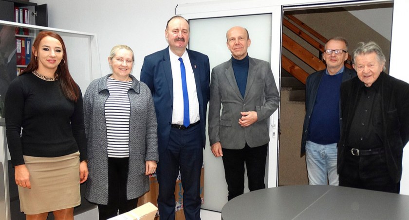 Czy salę obrad Rady Gminy Tuchomie zdobić będą dzieła kaszubskiego malarza? Spotkanie z Januszem Trzebiatowskim