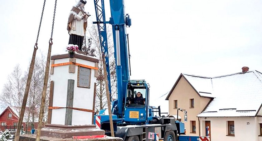 Figura świętego Jana Nepomucena z Borzyszków po raz trzeci zmieniła swoją lokalizację