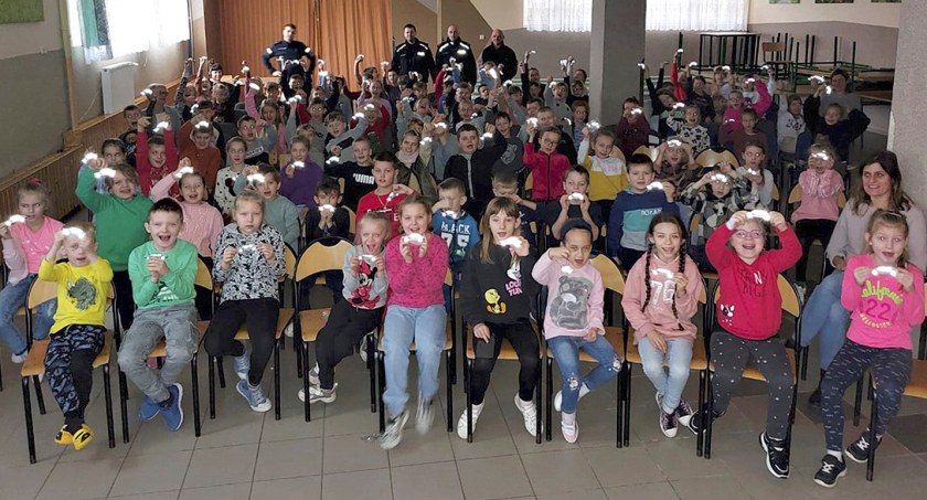 Jak bezpiecznie spędzić ferie zimowe? Uczniom Zespołu Szkół w Tuchomiu opowiadali o tym policjanci i strażacy
