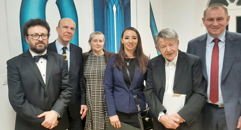 Janusz Jutrzenka Trzebiatowski przekazał gminie Tuchomie kolekcję plakatów