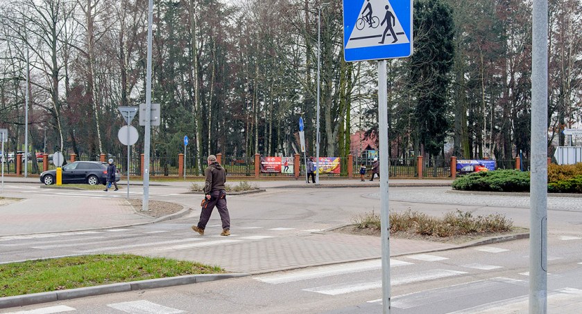 Złamaniem miednicy i ciężką operacją zakończyło się dla mieszkanki Bytowa potrącenie na przejściu dla pieszych