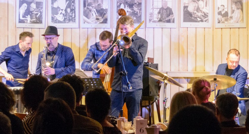Emocje przelał na muzykę. Podzielił się nią w „Jasiu Kowalskim”. Koncert Wojciecha Staroniewicza