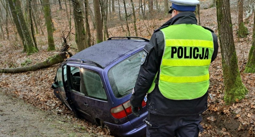 Wypadek pomiędzy Czarną Dąbrówką a Kozinem. Motorowerzysta nie żyje
