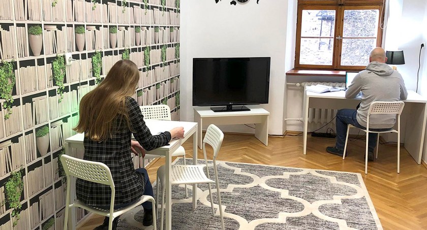 Pokój do pracy indywidualnej w Bibliotece Miejskiej w Bytowie