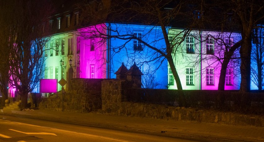Urząd Miejski w Bytowie, most nad Borują i budynek w Borzytuchomiu oświetlono na zielono, niebiesko i różowo