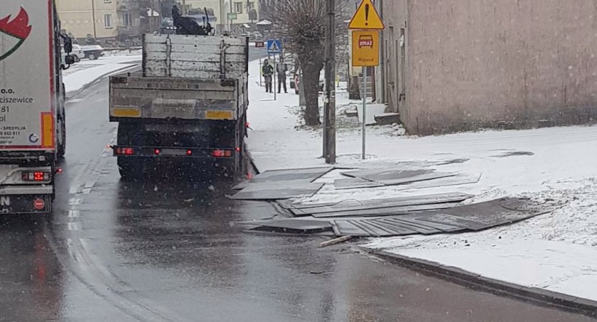 Na skrzyżowaniu w Tuchomiu arkusze blachy z samochodu ciężarowego zsunęły się na chodnik