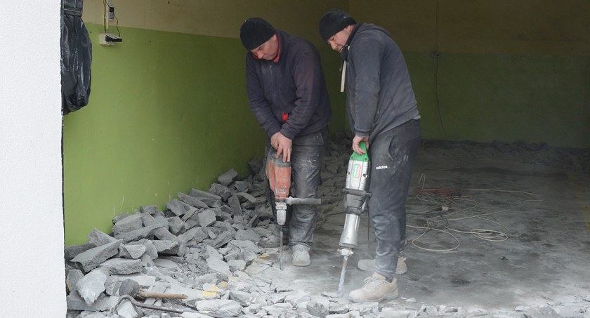 Rozpoczęła się modernizacja remizy w Niedarzynie. Strażacy powiększają garaż dla nowego wozu