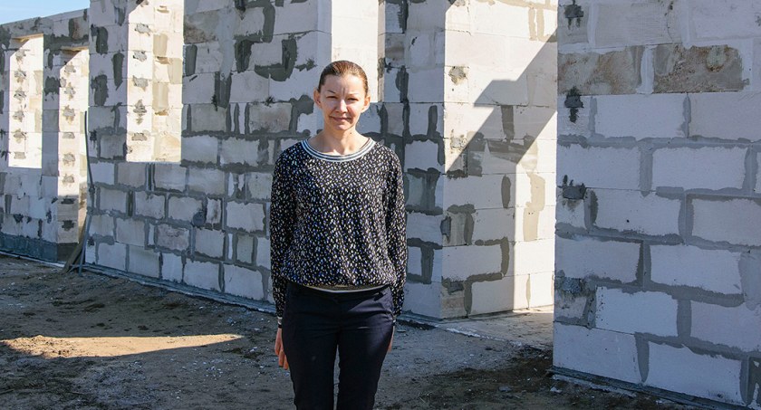 Z trójką dzieci i niepełnosprawnym szwagrem zajmują stary drewniany dom z dwoma pokojami. Agnieszka Figlus marzy o nowym domu