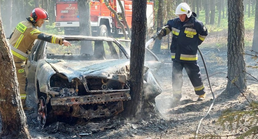 W okolicy Barnowa w lesie spłonął samochód. W Brzeźnie Szlacheckim lądował helikopter Lotniczego Pogotowia Ratunkowego