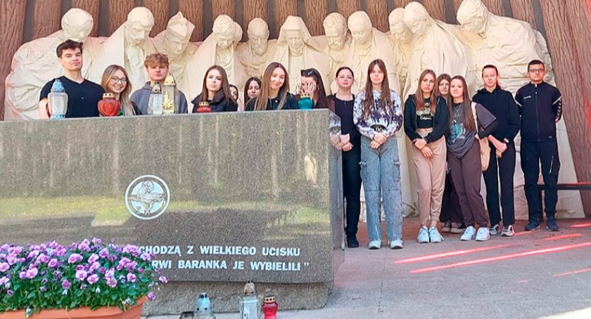 Uczniowie Zespołu Szkół Ekonomiczno-Usługowych i Zespołu Szkół Ogólnokształcących w Bytowie zobaczyli miejsca pamięci w Piaśnicy
