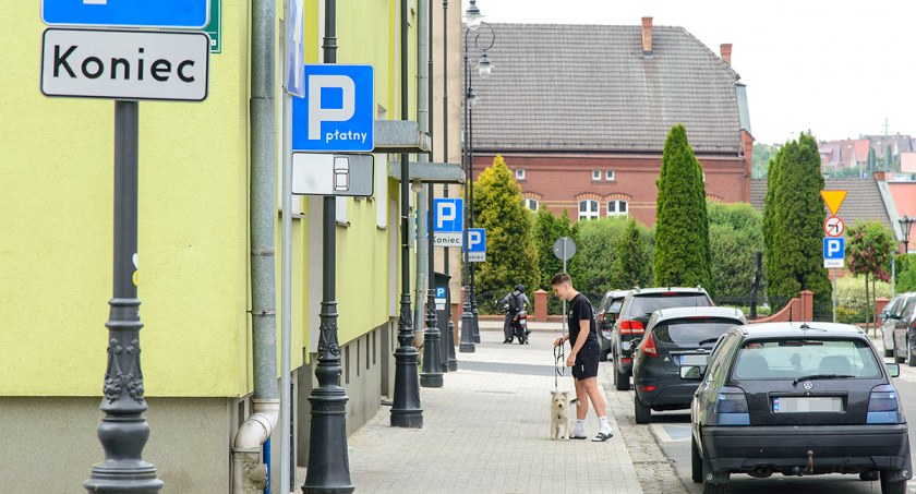 Mimo że praktycznie mieszkam w bloku przy ul. Śródmiejskiej, nie mogę wykupić karty do parkowania” - skarży się Czytelnik