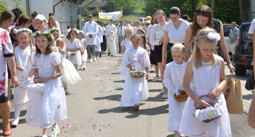 Dziś Boże Ciało. Ulicami miast, miasteczek i wiosek przeszły tradycyjne procesje