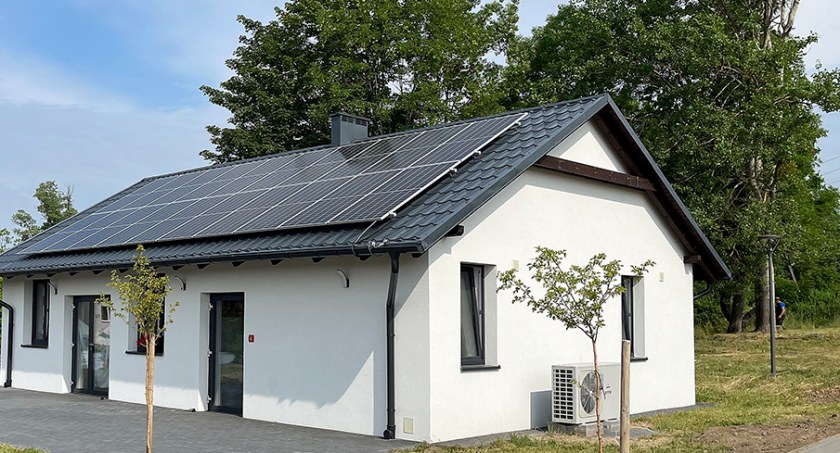 Komunalnym budynkom w gminie Kołczygłowy przybyły dwie instalacje fotowoltaiczne