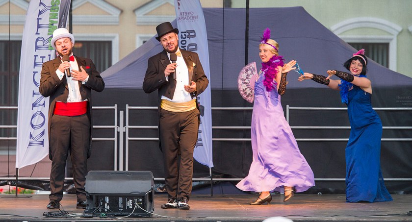Artyści Operetki Wrocławskiej na bytowskim rynku z programem „Kiepura na wynos”
