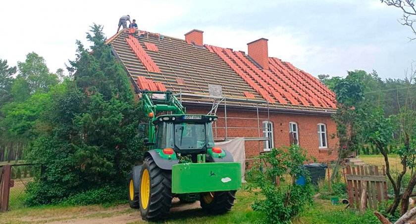 To drugi etap remontu dachu na budynku dawnej szkoły w Rucowych Lasach