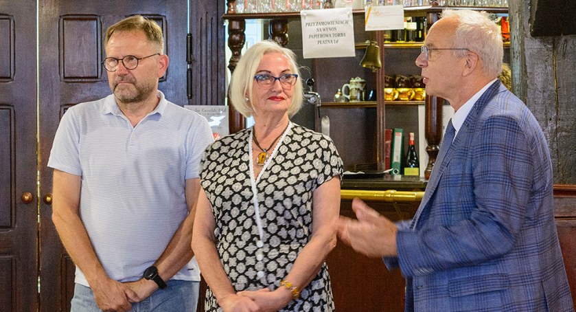 Te obrazy oddają niepokój, lęk, absurdalność sytuacji. Wystawa prac Krystyny Hrehorowicz
