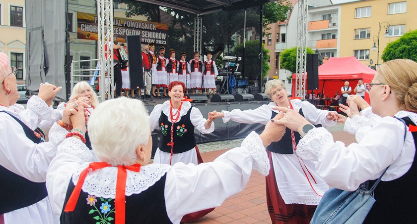 Na scenie zaprezentowało się 220 artystów. Festiwal Pomorskich Chórów i Zespołów Seniorów 2023 w Bytowie