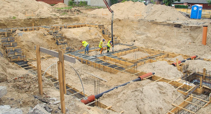 Trwa budowa nowego skrzydła Urzędu Gminy w Studzienicach