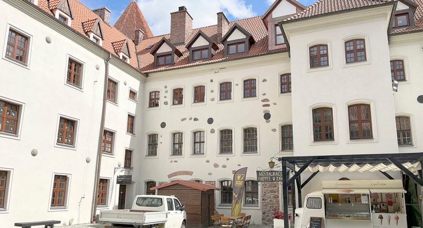 24 tys. zł więcej, niż się spodziewano, trzeba zapłacić za wymianę okien i drzwi na bytowskim zamku