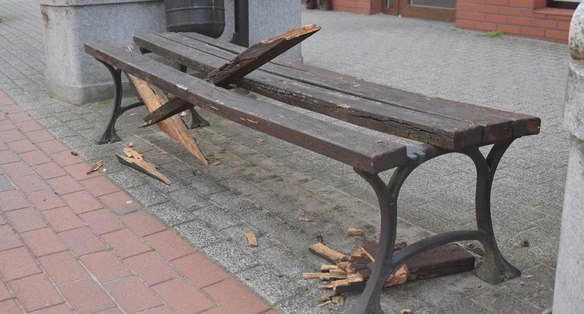 Kontrolują stan miejskich ławek
