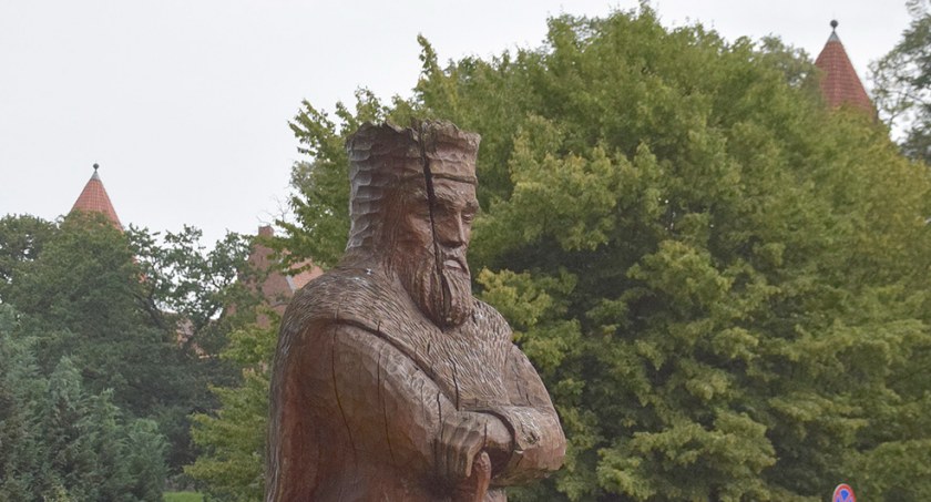 Z roku na rok ich stan się pogarsza. Czy drewniane rzeźby rycerzy znikną z Bytowa?