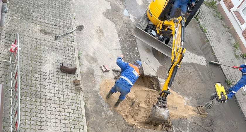 Ten typ rur pęka nawet kilkanaście razy na rok. Koszt jednej naprawy sięga od 5 do 10 tys. zł