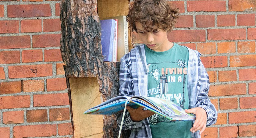 Pożycz, przeczytaj, zwróć! - to zasady obowiązujące w bibliotece z pnia drewna. Stoi w Łąkiem
