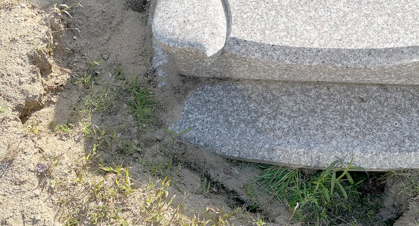 Zapadające się groby na bytowskich cmentarzach. Co jest przyczyną tego zjawiska?