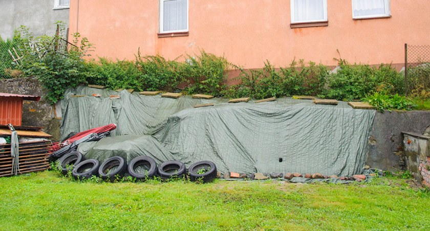 Przy starej szkole w Niedarzynie pękł mur oporowy. Wypadła część umocnienia