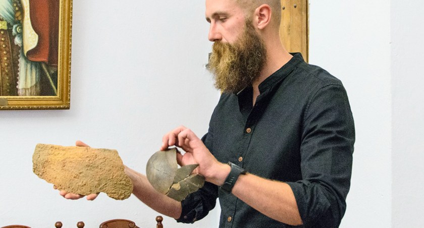 Ta ceramika ma kilka tysięcy lat. Jej tajemnice odkrywa archeolog Paweł Szczepanik