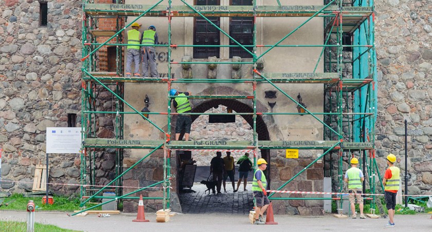 Przy bramie bytowskiego zamku stanęły rusztowania. Budowlańcy pracować będą do końca października