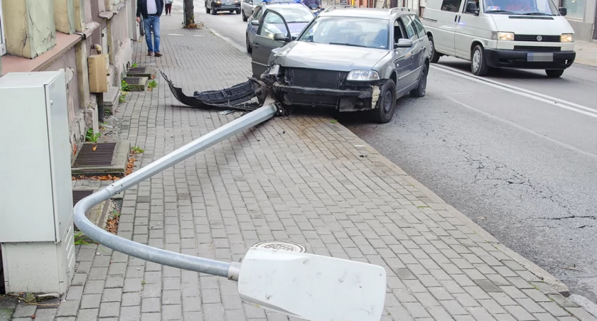 Zasłabł za kierownicą i ściął słup oświetleniowy