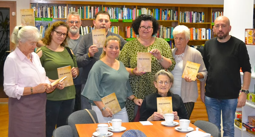 Po letniej przerwie członkowie Klubu Literackiego „Wers” spotkali się w Bibliotece Miejskiej w Bytowie